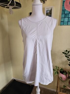 Athleta Women’s Sleeveless Eyelet Detail Tank Top - White